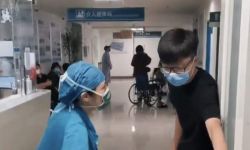 主持人李彬在医院过节，进手术室前给自己打气，儿子在旁贴身照顾 