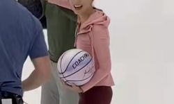 卢靖姗直播玩篮球与马布里比手 俏皮互动活力十足