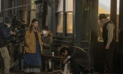 《福尔摩斯小姐2》曝片场照  米莉·波比·布朗与亨利·卡维尔主演