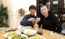 冯小刚夫妻新年敬酒，同框比老婆还白，54岁徐帆一头短发气质出众 