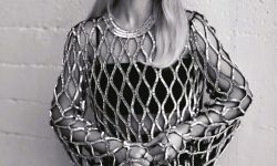 西德妮·斯威尼曝光黑白时尚写真，未来她将出演索尼漫改电影《蜘蛛夫人》