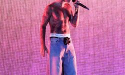 贾斯汀·比伯亮相科切拉音乐节半裸献唱秀腹肌，与惊喜嘉宾献唱2021年热单《Peaches》