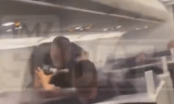 55岁拳王泰森遭醉酒男骚扰，在飞机上暴打对方，场面激烈！ 