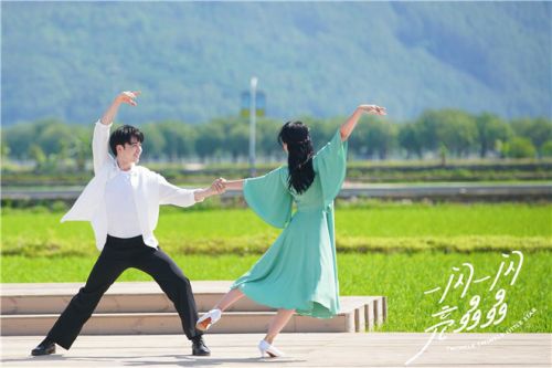 歌舞片《一闪一闪亮晶晶》杀青，以歌舞表现形式关于中国式家庭的故事