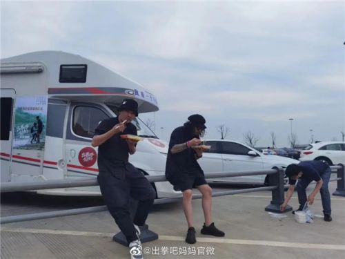 《出拳吧，妈妈》：开房车穿越半个中国，一个导演和一部电影如何自救