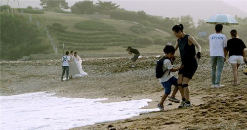 《出拳吧，妈妈》：开房车穿越半个中国，一个导演和一部电影如何自救
