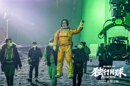 电影《独行月球》片方发布特辑，展现主演沈腾在片场模仿宇航员做出的种种努力