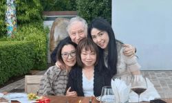 杨紫琼罕见秀恩爱， 被76岁法拉利总裁未婚夫贴脸搂肩