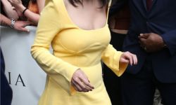 赛琳娜·戈麦斯现身伦敦街头， 鹅黄色连衣裙精致俏丽气质出众