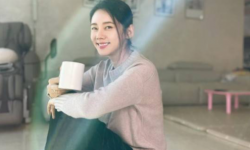 韩国女艺人秋瓷炫近照公开，居家温馨对镜头微笑展优雅魅力