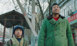 电影《拨浪鼓咚咚响》2月25日正式上映，陌生“父子”寻亲之旅