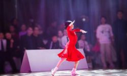 孙俪分享女儿跳拉丁舞照片， 穿红色丝绒裙特别有样