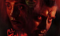 《恶魔游戏》9月1日在北美院线和流媒体同步上映，海报首发阿萨·巴特菲尔德手持匕首