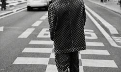 王嘉尔成为《时尚芭莎》金九刊封面人物时尚大片发布， 漫游巴黎街头率性有型