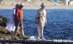 演员“大魔王”凯特·布兰切特与丈夫及友人们现身西班牙小岛， 享假期时光