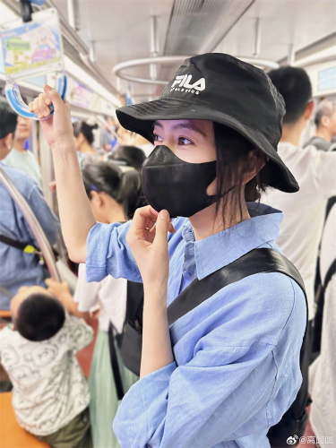高圆圆挤地铁看李宗盛演唱会，黑色渔夫帽搭配蓝色衬衫穿着低调美貌遮不住