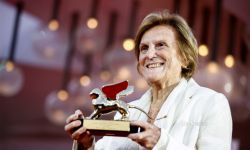 90岁导演莉莉安娜·卡瓦尼获颁威尼斯终身成就奖，英国演员夏洛特·兰普林为其颁奖