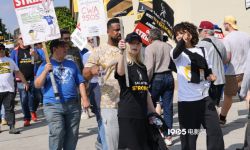 安雅·泰勒-乔伊加入派拉蒙工作室外罢工游行活动， 此罢工已导致大多数好莱坞制作停工