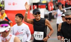 首届港珠澳大桥香港段半马拉松今早举行，68岁周润发挑战半马：比起跑步沿途打招呼更累