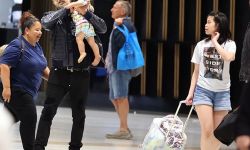 59岁尼古拉斯·凯奇抱1岁女儿走机场，女儿活泼他尽显狼狈