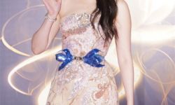 刘亦菲亮相第十五届澳门国际电影节、第十四届澳门国际电视节红毯，粉色公主礼服灵动优雅
